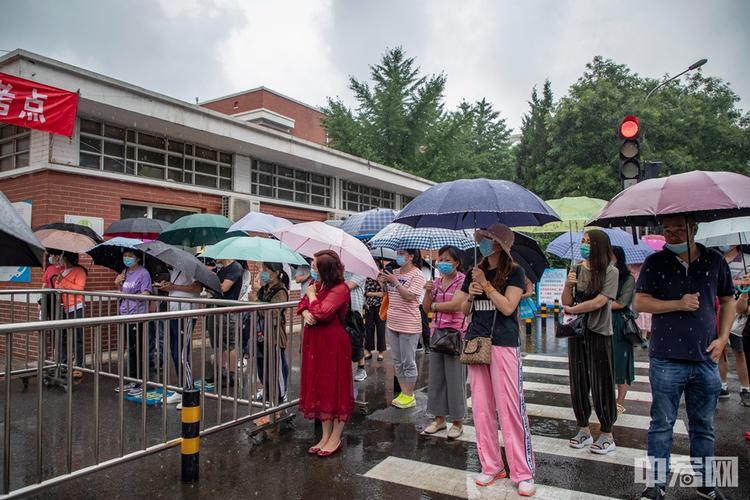 74549.cσm查询开奖记录和高考考场外统一动作与高考考场外的场景
